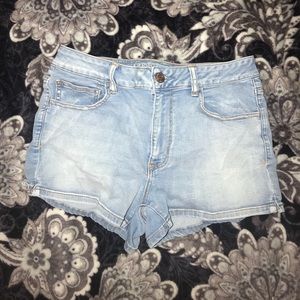 Vintage-Looking High Waisted Light Wash Shorts
